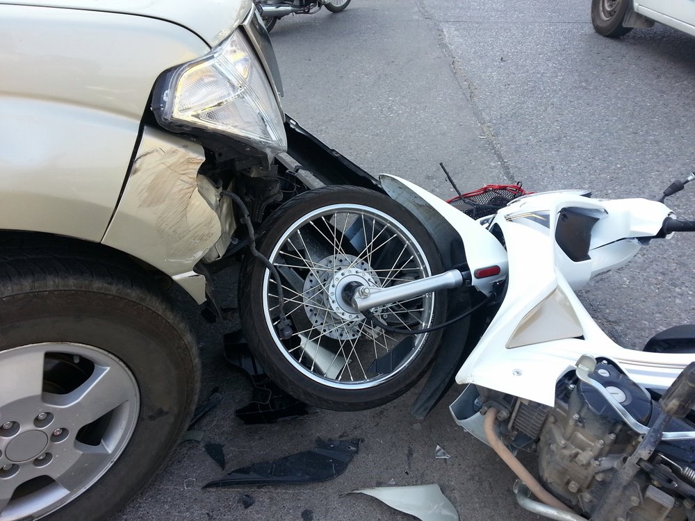 San Jose, CA – Motorcycle and Sedan Collide on US-101, Injuries Reported